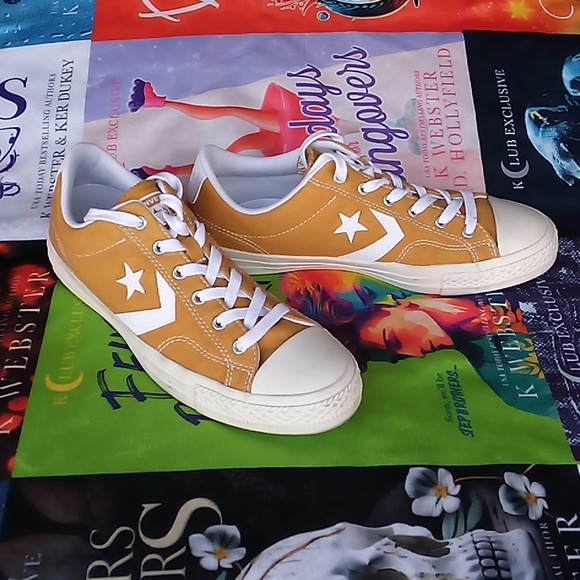 Unisex Converse One size 8 in men's and size 10 in women's - Picture 3 of 6